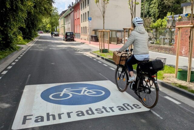 fahrradfahrerin auf fahrradstraße