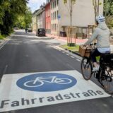 fahrradfahrerin auf fahrradstraße