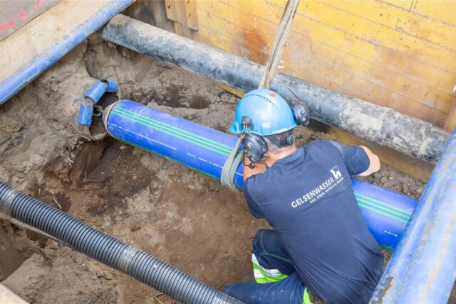 Ein Arbeiter der Gelsenwasser AG arbeitet an einer Trinkwasserleitung