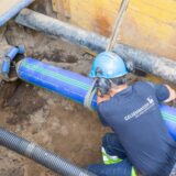Ein Arbeiter der Gelsenwasser AG arbeitet an einer Trinkwasserleitung