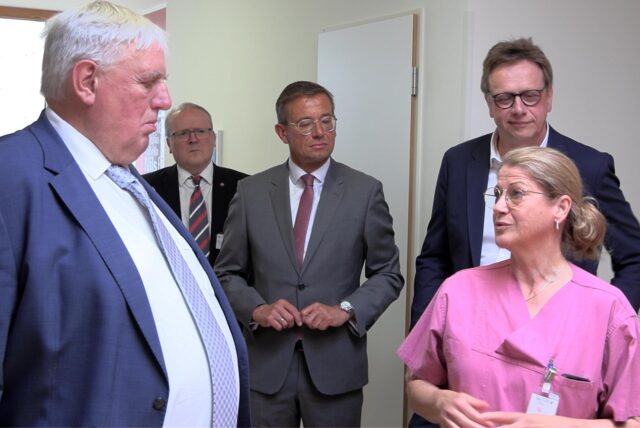 NRW-Minister Karl-Josef Laumann zu Besuch im St. Vincenz-Krankenhaus Datteln.