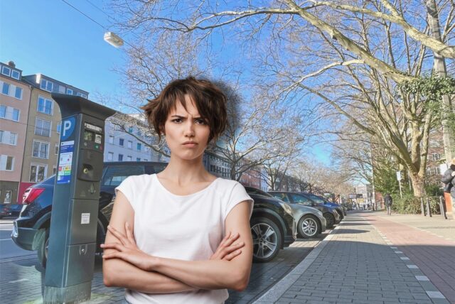 Bildcollage: eine Frau mit genervtem Gesichtsausdruck vor vollen Parkbuchten am Dortmunder Wall.