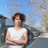 Bildcollage: eine Frau mit genervtem Gesichtsausdruck vor vollen Parkbuchten am Dortmunder Wall.