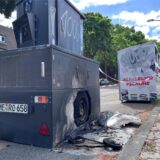 Der Panzerblitzer an der Langenbochumer Straße wurde an einer Seite Opfer der Flammen, das Rad des Anhängers brannte. Die Verkleidung liegt verrußt davor.