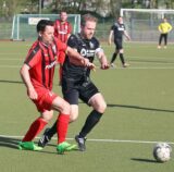 Kreispokalsieger: Agron Arifaj (l.) und die AÜ32 des FC Marl haben sich an der Hagenstraße jüngst den Titel geholt. Nebenan auf dem Naturrasen soll am Samstag allerdings nicht ganz so verbissen zugehen.