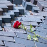 Eine rote Rose liegt auf einer Steinreihe mit Namen von ehemaligen Häftlingen der KZ-Außenstelle Wöbbelin