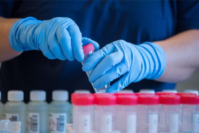 Chemie als Lieblingsfach? Wer nicht weiß, welche Ausbildung es werden soll, kann sich auch an den Interessen in der Schule orientieren.