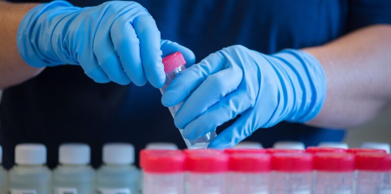 Chemie als Lieblingsfach? Wer nicht weiß, welche Ausbildung es werden soll, kann sich auch an den Interessen in der Schule orientieren.