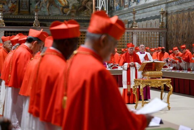 Kardinal Pietro Parolin leitet, flankiert vom stellvertretenden Zeremonienmeister Massimiliano Matteo Boiardi, das Konklave zur Wahl des Nachfolgers des verstorbenen Papstes Franziskus in der Sixtinischen Kapelle im Vatikan.