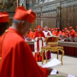 Kardinal Pietro Parolin leitet, flankiert vom stellvertretenden Zeremonienmeister Massimiliano Matteo Boiardi, das Konklave zur Wahl des Nachfolgers des verstorbenen Papstes Franziskus in der Sixtinischen Kapelle im Vatikan.