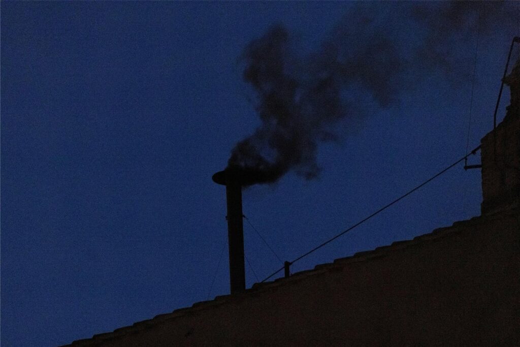 Schwarzer Rauch quillt während des Konklave 2025 aus dem Schornstein der Sixtinischen Kapelle.