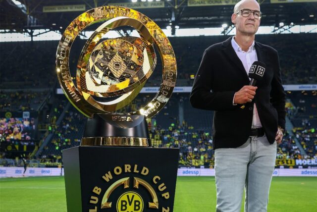 BVB-Geschäftsführer Carsten Cramer mit dem Siegerpokal der Klub-WM.