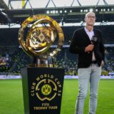 BVB-Geschäftsführer Carsten Cramer mit dem Siegerpokal der Klub-WM.