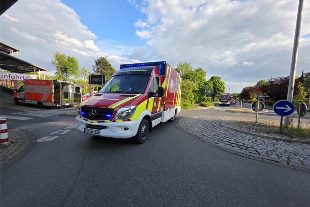 Rettungsfahrzeuge stehen auf der Töddinghauser Straße.