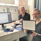 Thomas Hepke und Mitarbeiter Arthur Maciejewski mit Computerbildschirm und Kamera.