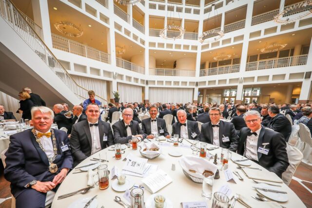 Ein Tisch beim Reinoldimahl 2019 in der Bürgerhalle des Rathauses in Dortmund.