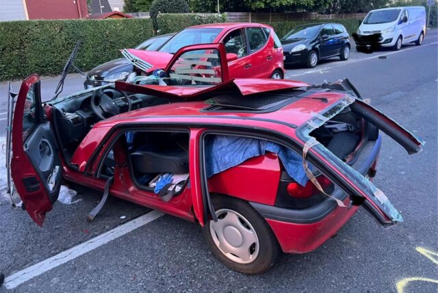 Nach dem Unfall stark beschädigtes Auto auf der Castroper Straße in Datteln.