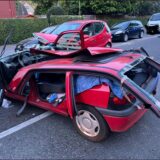 Nach dem Unfall stark beschädigtes Auto auf der Castroper Straße in Datteln.