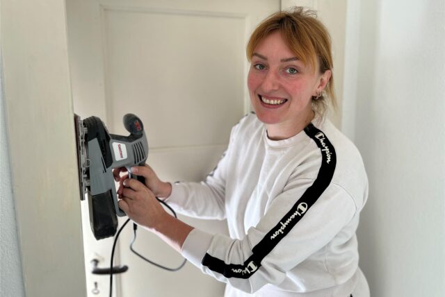 Verena Schoenrock hat eine Schleifmaschine in der Hand.