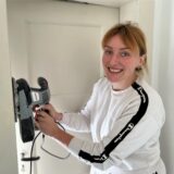 Verena Schoenrock hat eine Schleifmaschine in der Hand.