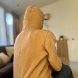 Vanessa H. sitzt in ihrem Wohnzimmer.
