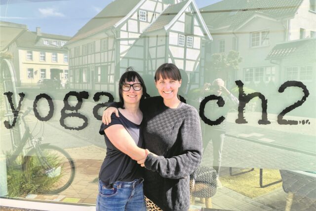 Nicole Weitner und Beate Okurowski vor ihrem Studio „Yogahoch2“