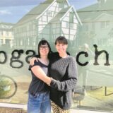 Nicole Weitner und Beate Okurowski vor ihrem Studio „Yogahoch2“