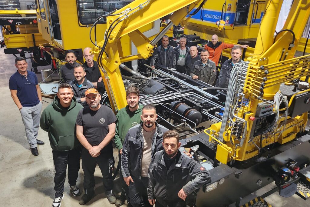 Das Werkstattteam um eine alte Lok herum drapiert. Das Werkstattteam um eine alte Lok herum drapiert.