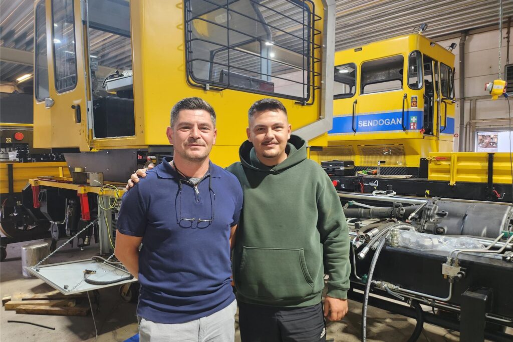 Mehmet Sendogan mit seinem Sohn in der Werkstatt Mehmet Sendogan mit seinem Sohn in der Werkstatt
