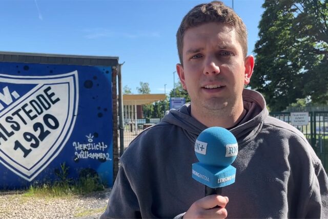 Nico Ebmeier hält ein Mikro.