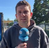 Nico Ebmeier hält ein Mikro.