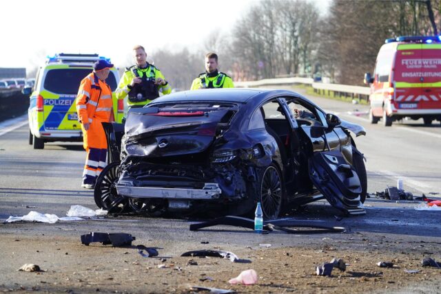 Ein Auto kollidierte im Februar 2025 auf der A2 bei Recklinghausen mit der Mittelleitplanke und überschlug sich – auf dem Bild ist ein am Unfall beteiligtes Fahrzeug zu sehen.