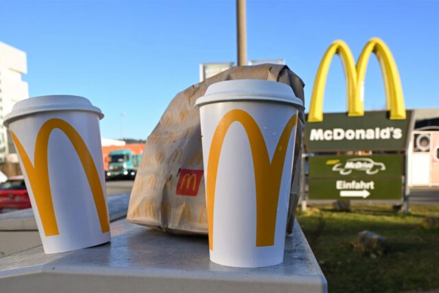 Eine McDonald’s To-Go-Tüte und ein To-Go-Becher stehen vor einer Tübinger McDonald’s-Filiale. (zu dpa: «US-Konzerne spüren Zollpolitik Trumps»)
