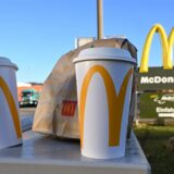 Eine McDonald’s To-Go-Tüte und ein To-Go-Becher stehen vor einer Tübinger McDonald’s-Filiale. (zu dpa: «US-Konzerne spüren Zollpolitik Trumps»)