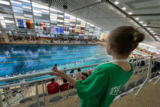 Ein Blick von den Zuschauerrängen bei einem Schwimmwettkampf im Südbad in Dortmund.