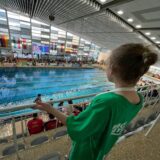 Ein Blick von den Zuschauerrängen bei einem Schwimmwettkampf im Südbad in Dortmund.