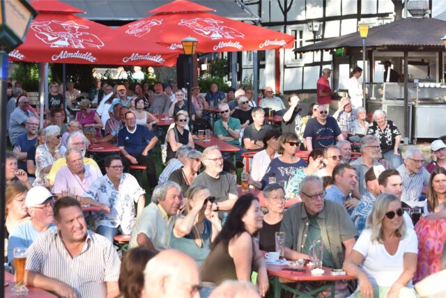 Geierabend bei Tante Amanda ist ein Klassiker. Anfang Juni kommt der Karneval im Sommer wieder in den Biergarten in Westerfilde.