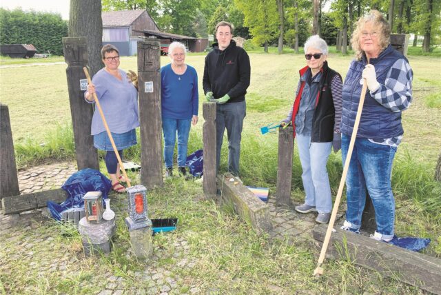 Vier Frauen und ein junger Mann am Mahnmal für das Waltroper NS-Frauenlager.