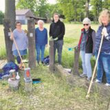 Vier Frauen und ein junger Mann am Mahnmal für das Waltroper NS-Frauenlager.
