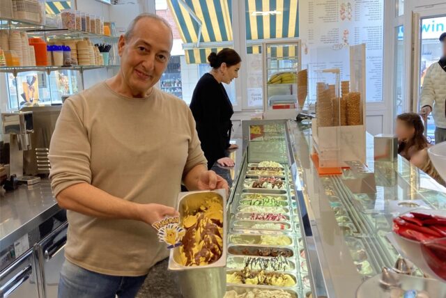Claudio Oliveto steht mit Eis in seinem Eiscafé Tutti Frutti in Marl.