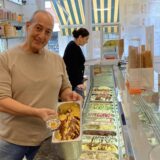 Claudio Oliveto steht mit Eis in seinem Eiscafé Tutti Frutti in Marl.