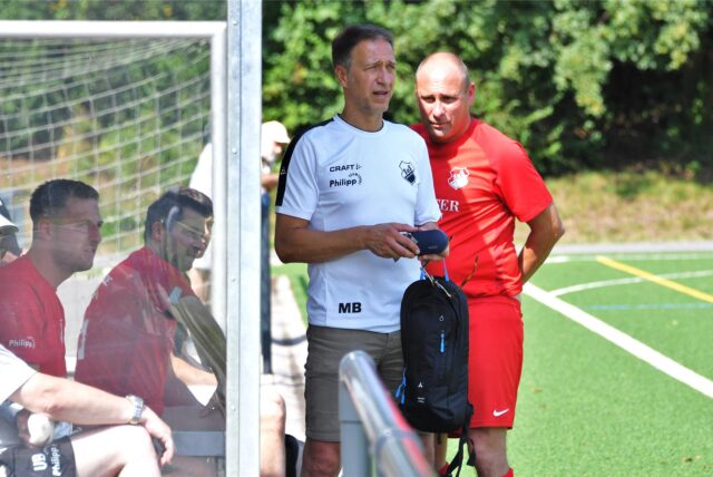 SuS Merklindes Ex-Spieler Dietmar Gaida (r.) wird Interimstrainer beim abstiegsgefährdeten Club. Am Sonntag wird er allerdings von einem Team rund um den Sportlichen Leiter Martin Broll (2.v.r.) vertreten.