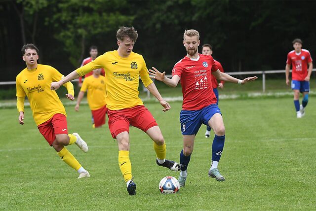 Das Bezirksliga-Topspiel in der Staffel 10 am 4. Mai zwischen Mengede 08/20 und dem FC Castrop-Rauxel (rote Trikots) endete mit einem knappen 2:1-Sieg für den FC.
