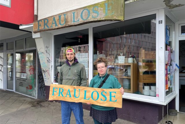 Jakob Zimmermann und Julia Mohr stehen vor dem Unverpacktladen Frau Lose in Dortmund.