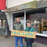Jakob Zimmermann und Julia Mohr stehen vor dem Unverpacktladen Frau Lose in Dortmund.