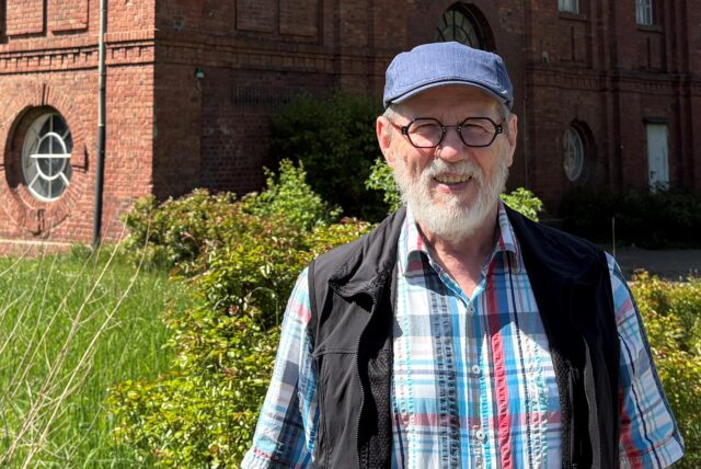 Peter Kitzol-Kohn steht vor einem alten Zechengebäude in Scherlebeck.
