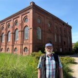 Peter Kitzol-Kohn steht vor einem alten Zechengebäude in Scherlebeck.