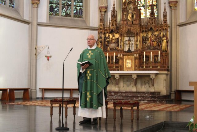 Pfarrer Norbert Mertens im Altarraum.