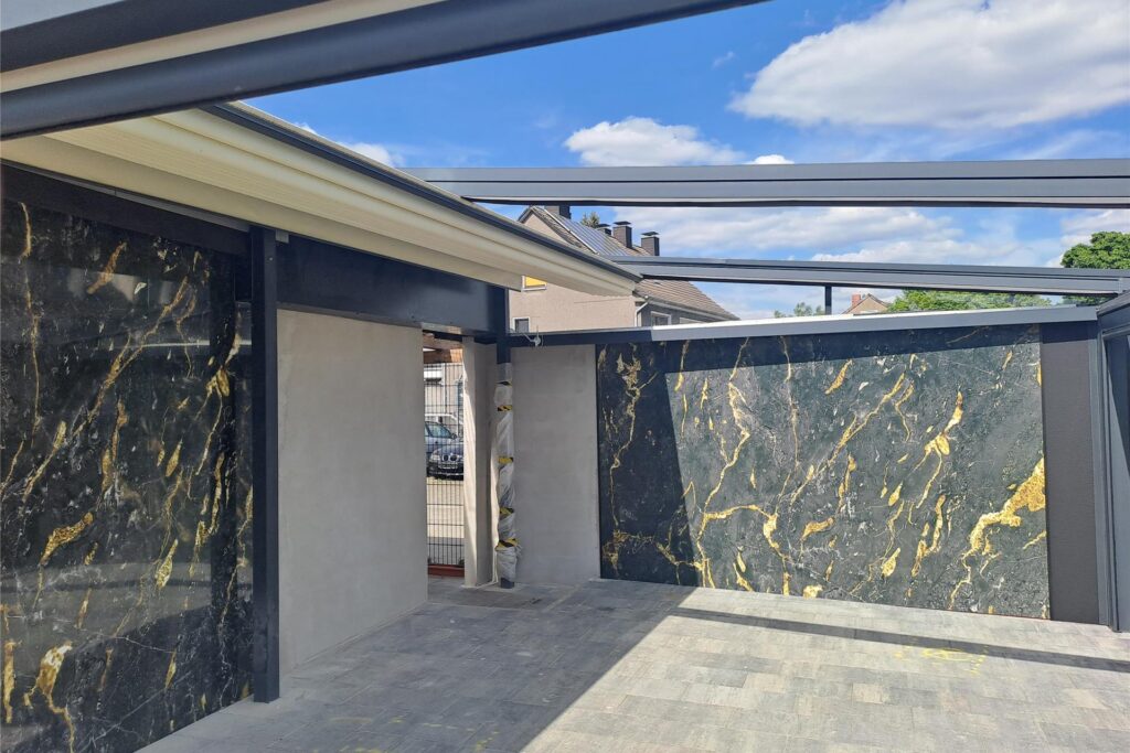 Verdeck und Seitenwände der Pergola können bei schlechtem Wetter ausgefahren werden Verdeck und Seitenwände der Pergola können bei schlechtem Wetter ausgefahren werden