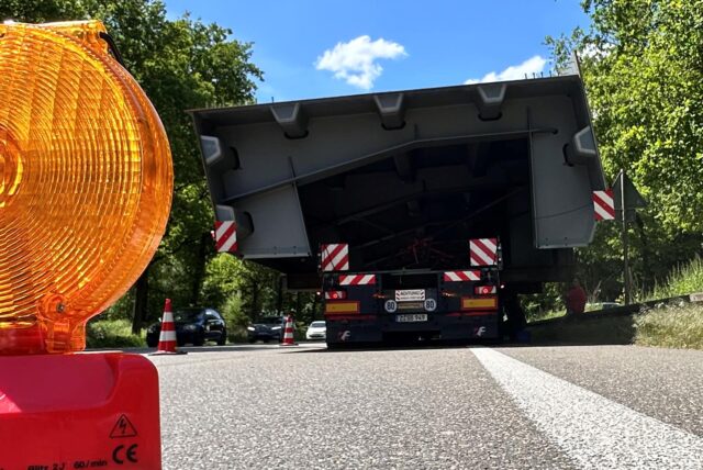 Schwertransporter auf der B58